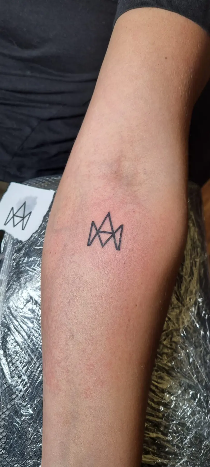 Small geometric symbol. Tattoo at Ink21 in Vienna.