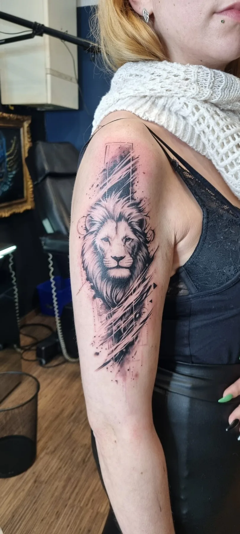 Lion’s head with sketch-like strokes. Tattoo at Ink21 in Vienna.