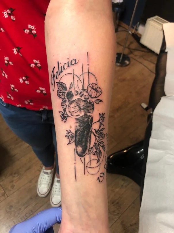 Boxing gloves with roses and lettering. Tattoo at Ink21 in Vienna.
