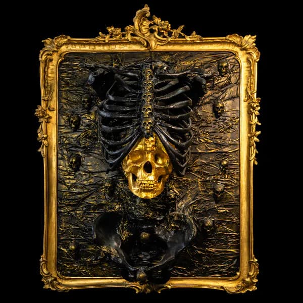 Golden skull beneath black ribs. Artwork at Ink21 in Vienna.