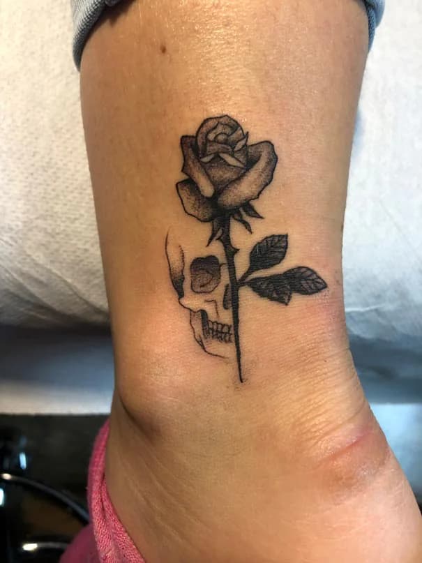 Rose and half a skull at the ankle. Tattoo at Ink21 in Vienna.